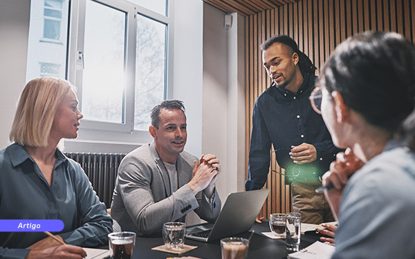 Sala de reunião com profissionais reunidos para uma reunião de S&OP
