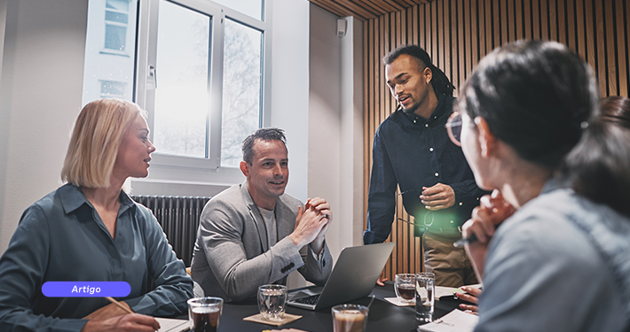 Sala de reunião com profissionais reunidos para uma reunião de S&OP
