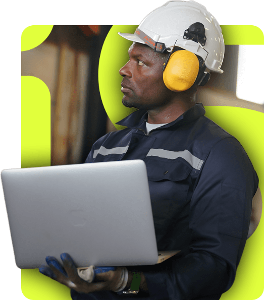 Operador industrial com notebook e EPI representando IA aplicada à indústria