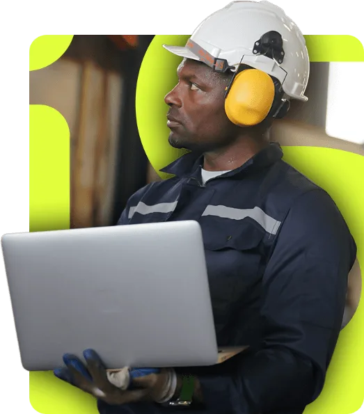 Operador industrial com notebook e EPI representando IA aplicada à indústria